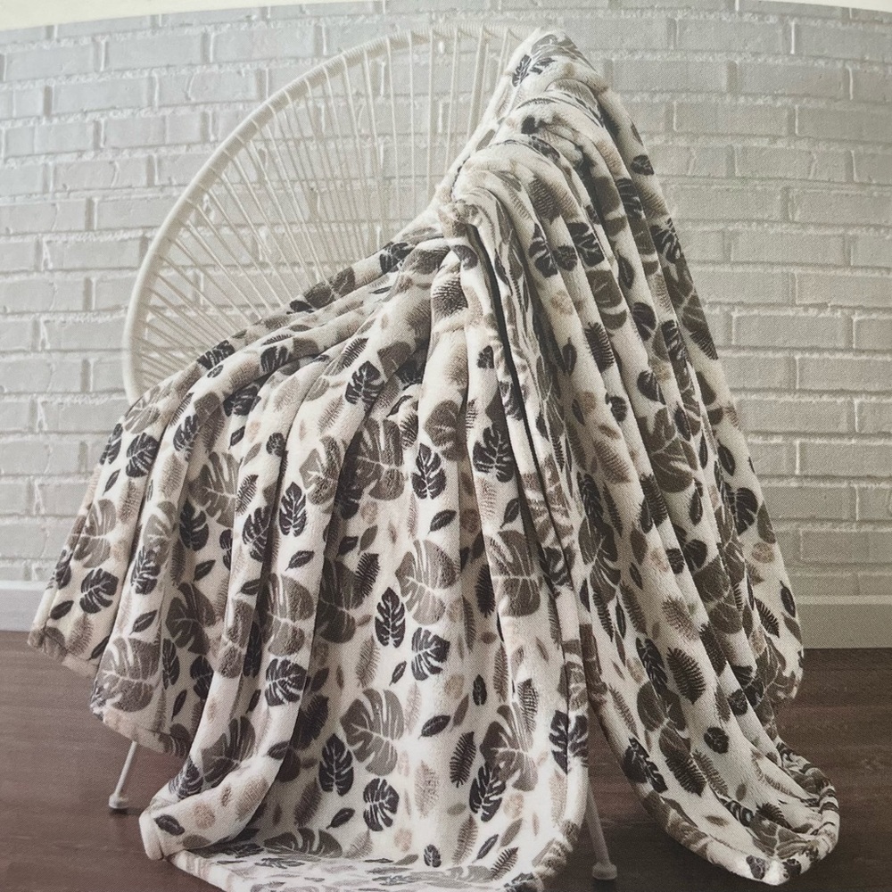 Monte & Jardin Luxury Collection Ultra Plush Throw